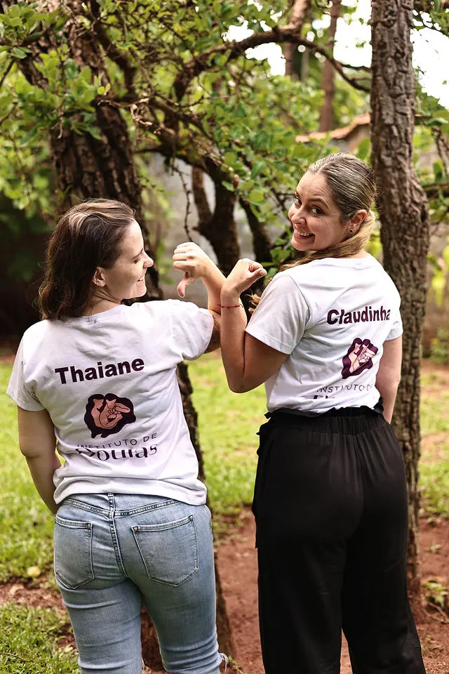 Equipe de doulas apoiando uma gestante